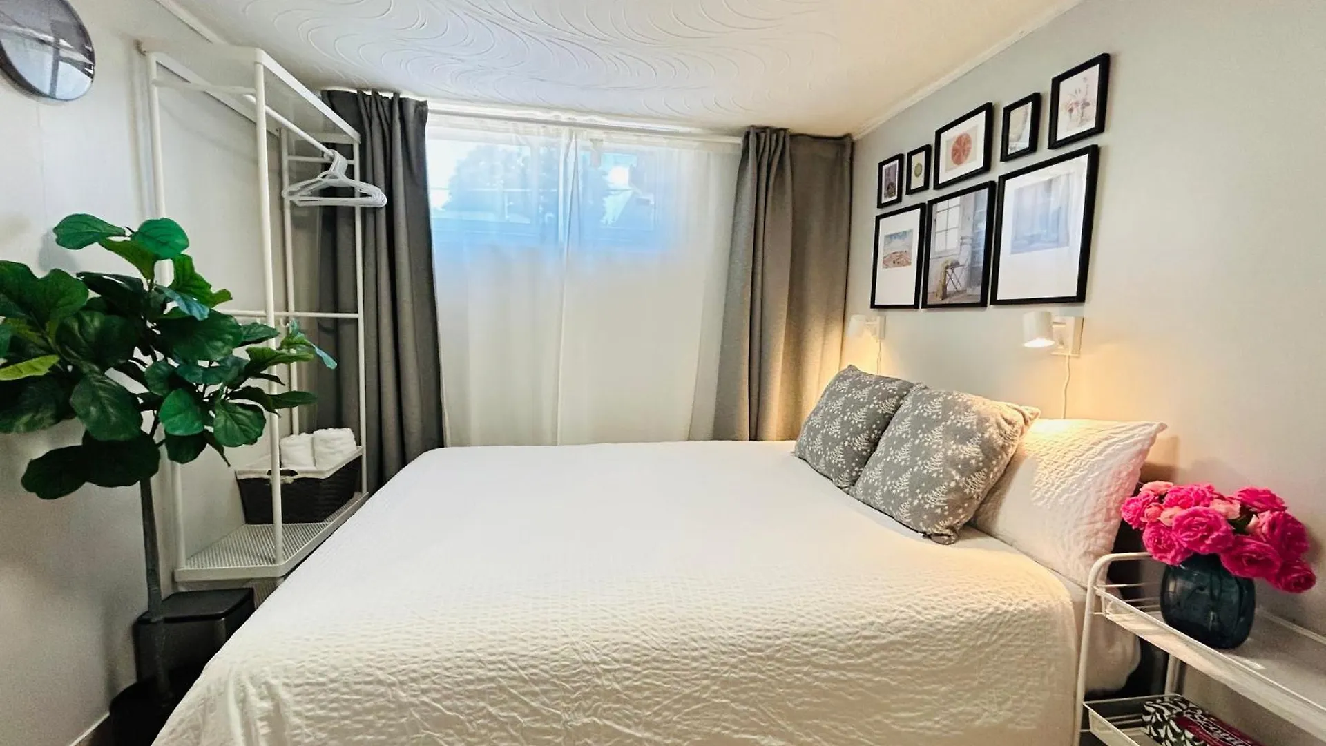 Guest house Cozy Basement Room-Private Bath - Near Subway Line 1 - Toronto
