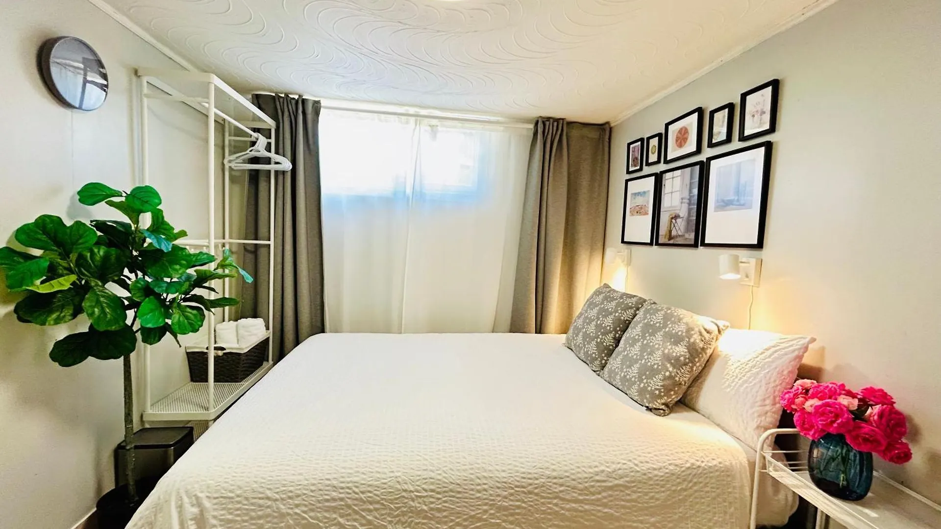 Cozy Basement Room-Private Bath - Near Subway Line 1 - Toronto 0*,  Canada
