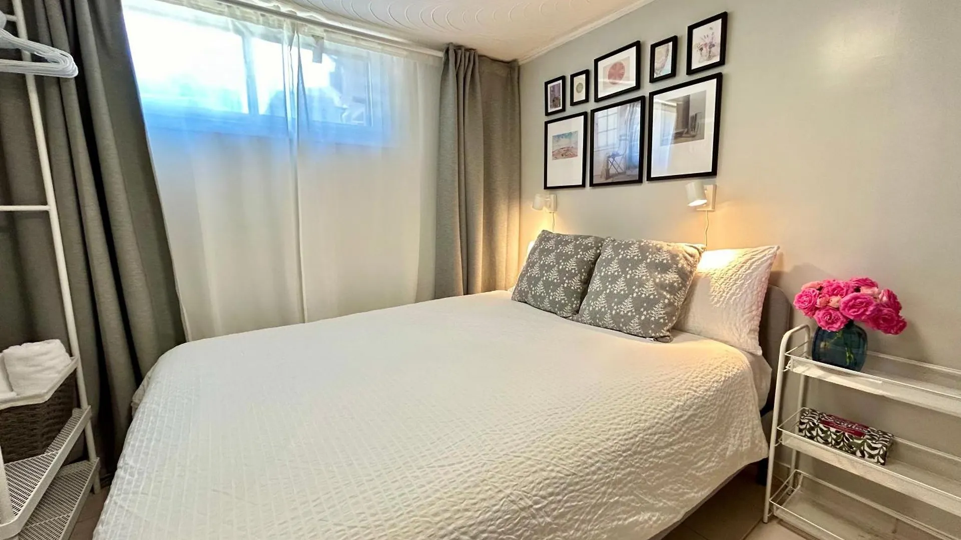 Guest house Cozy Basement Room-Private Bath - Near Subway Line 1 - Toronto