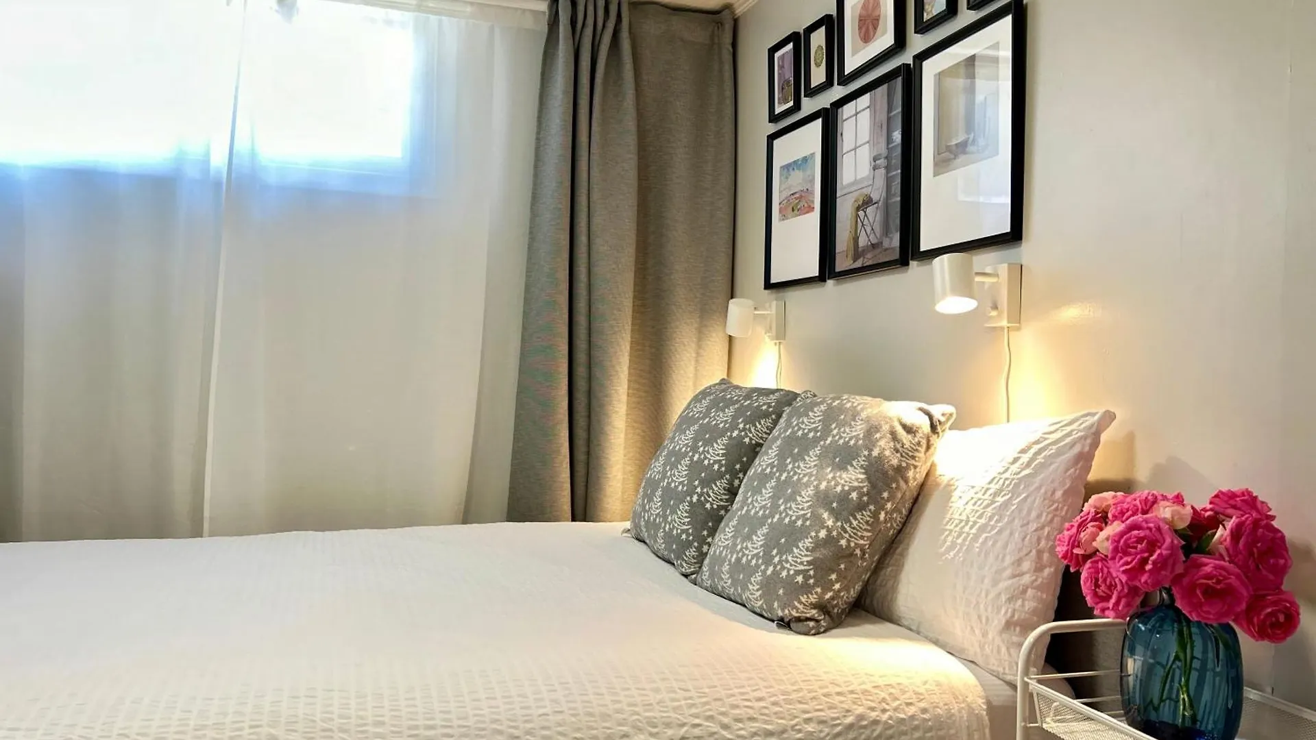 Cozy Basement Room-Private Bath - Near Subway Line 1 - Toronto Guest house