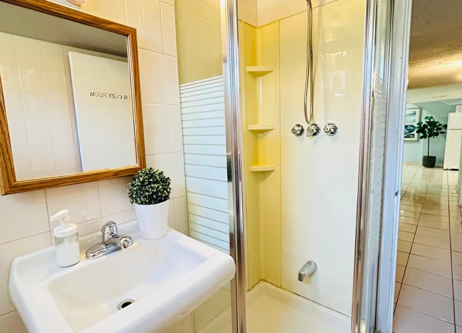 Guest house Cozy Basement Room-Private Bath - Near Subway Line 1 - Toronto