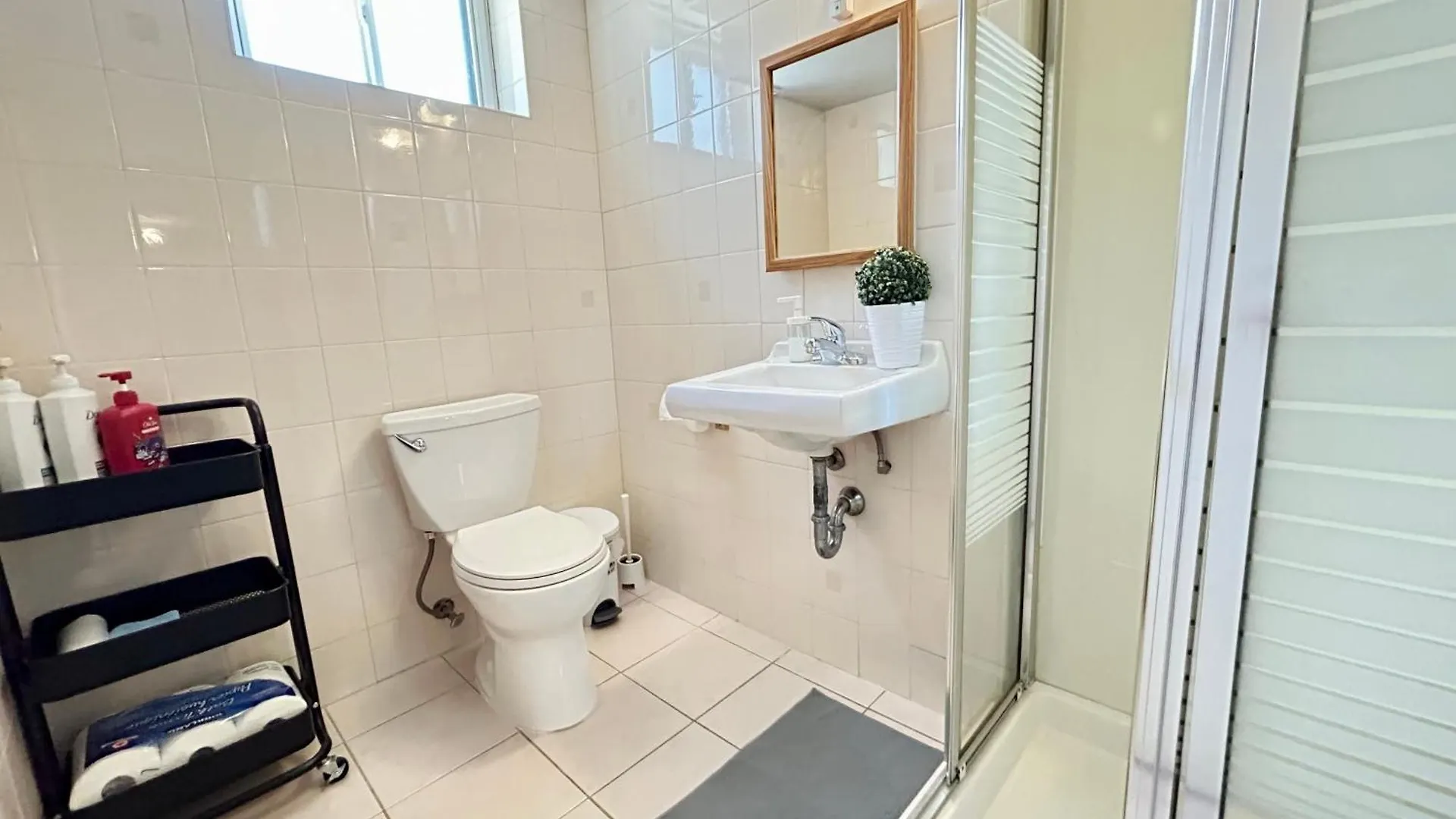 Cozy Basement Room-Private Bath - Near Subway Line 1 - Toronto