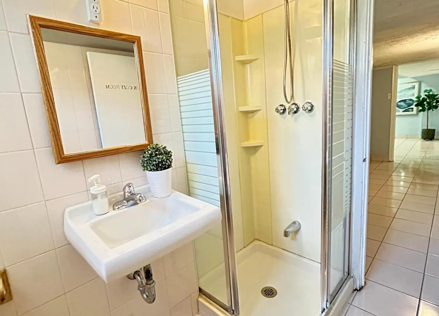 Guest house Cozy Basement Room-Private Bath - Near Subway Line 1 - Toronto Canada