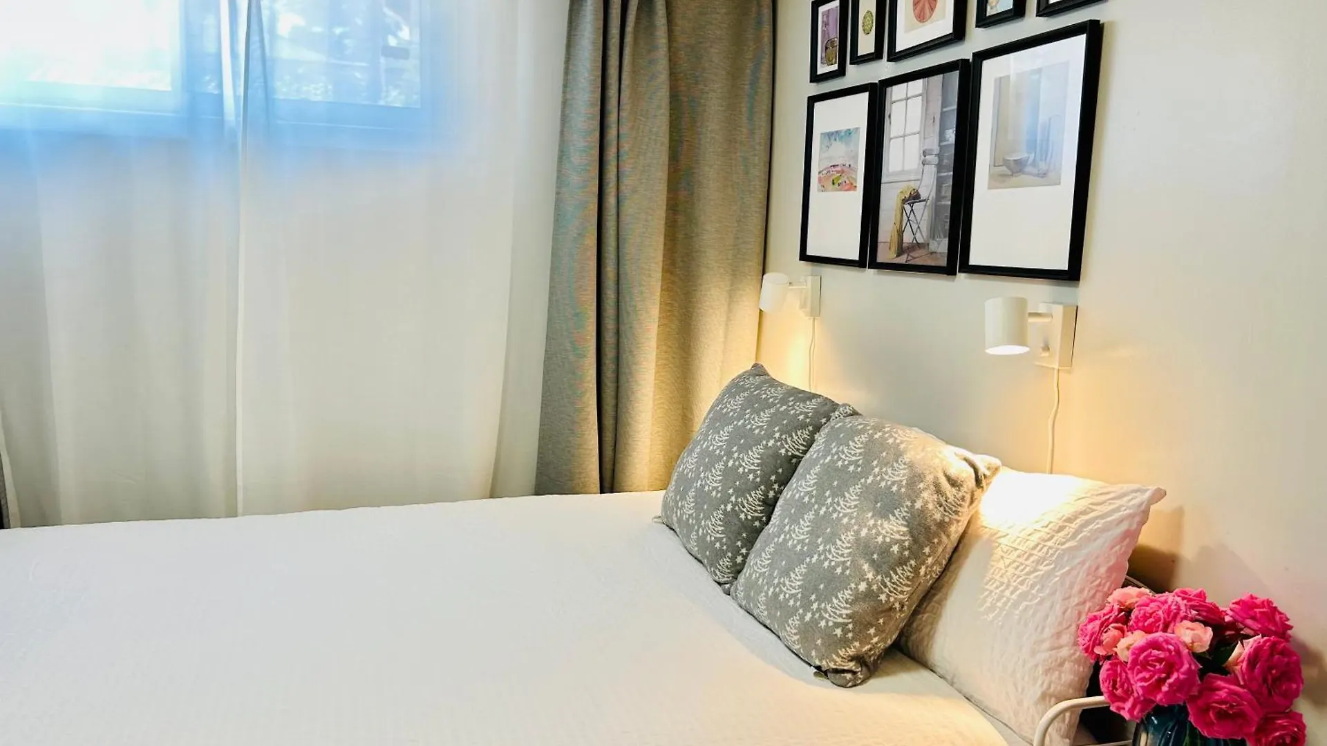 Cozy Basement Room-Private Bath - Near Subway Line 1 - Toronto