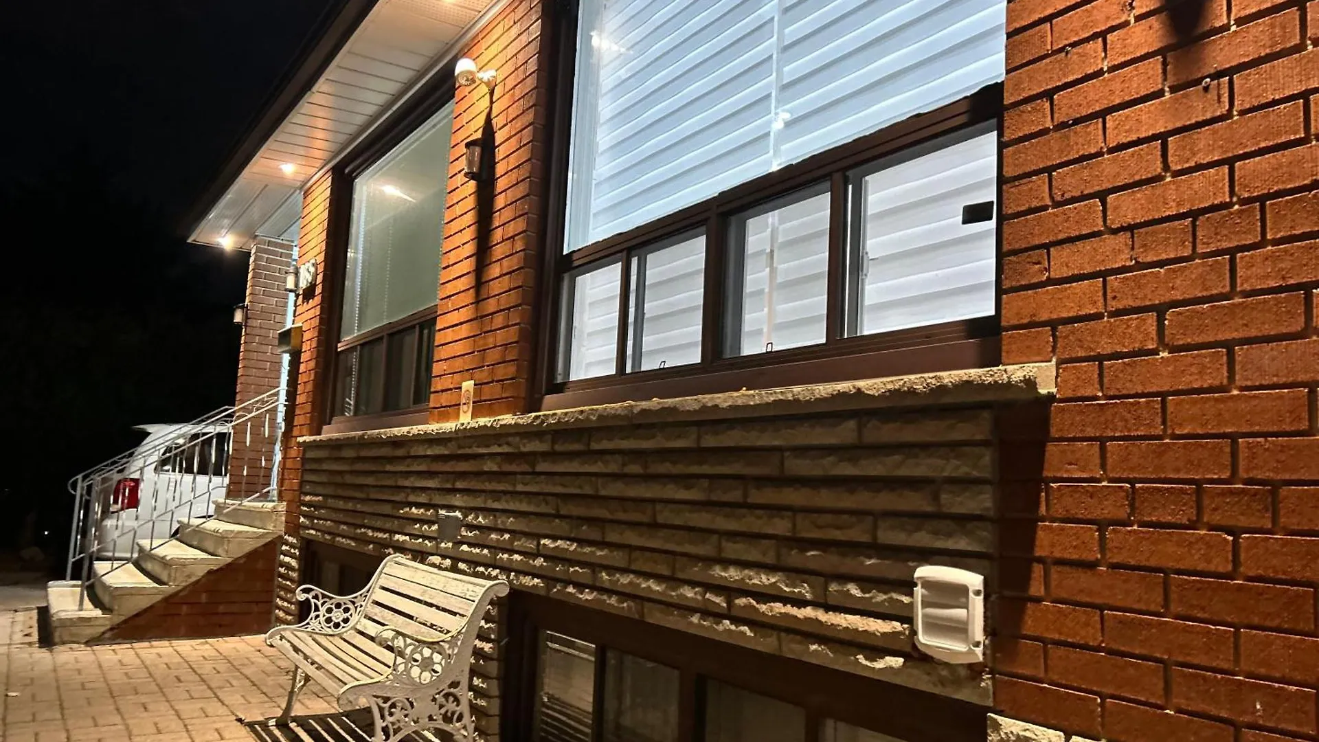 Guest house Cozy Basement Room-Private Bath - Near Subway Line 1 - Toronto Canada