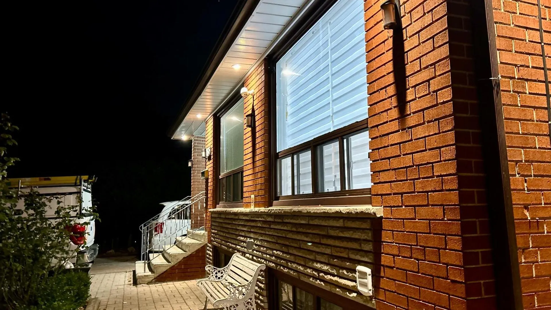 Guest house Cozy Basement Room-Private Bath - Near Subway Line 1 - Toronto