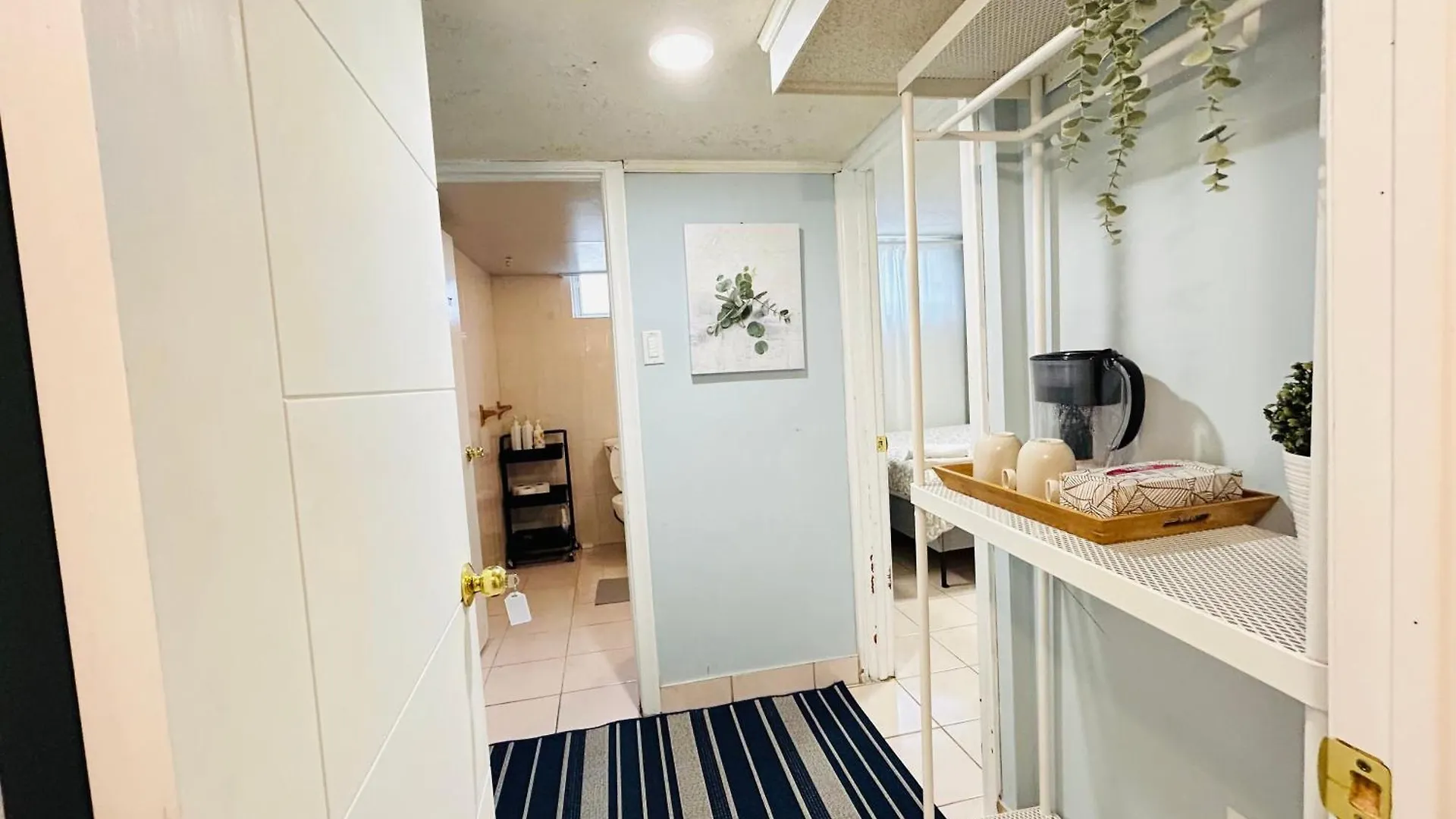 Cozy Basement Room-Private Bath - Near Subway Line 1 - Toronto Canada