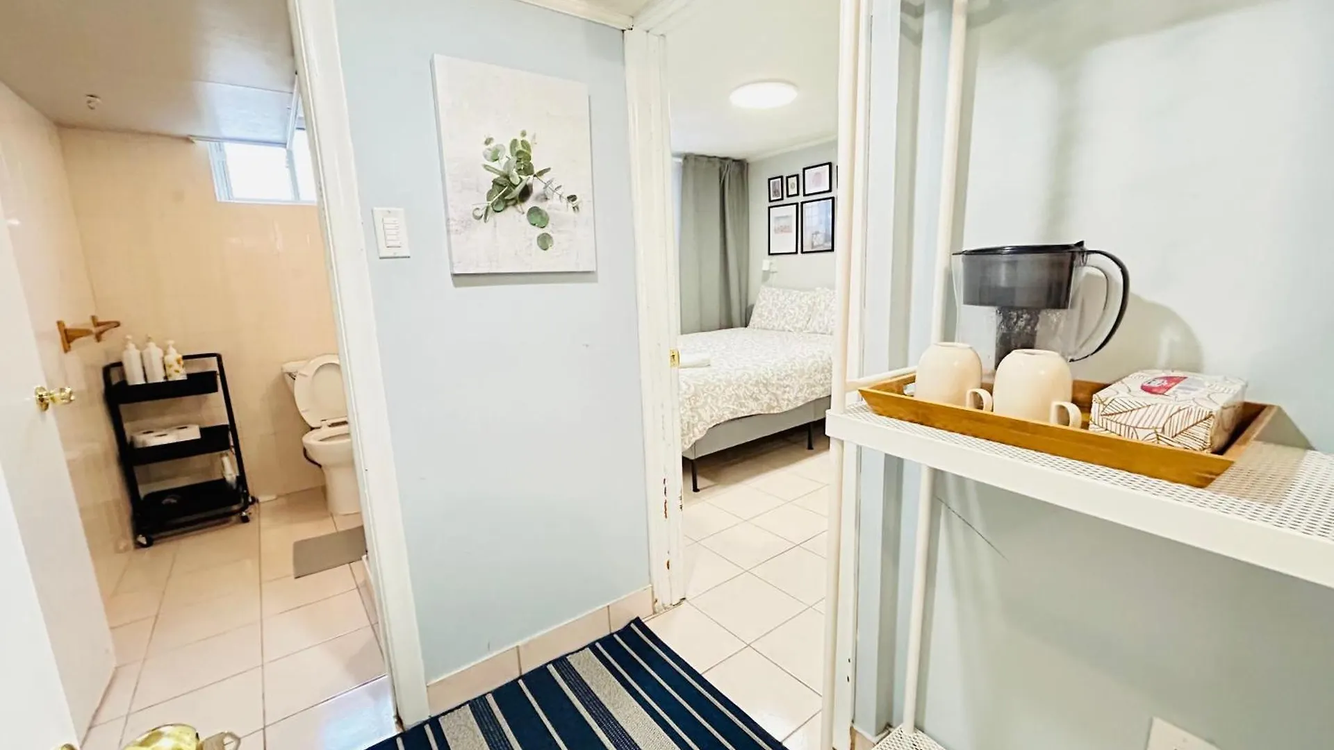 Cozy Basement Room-Private Bath - Near Subway Line 1 - Toronto Guest house