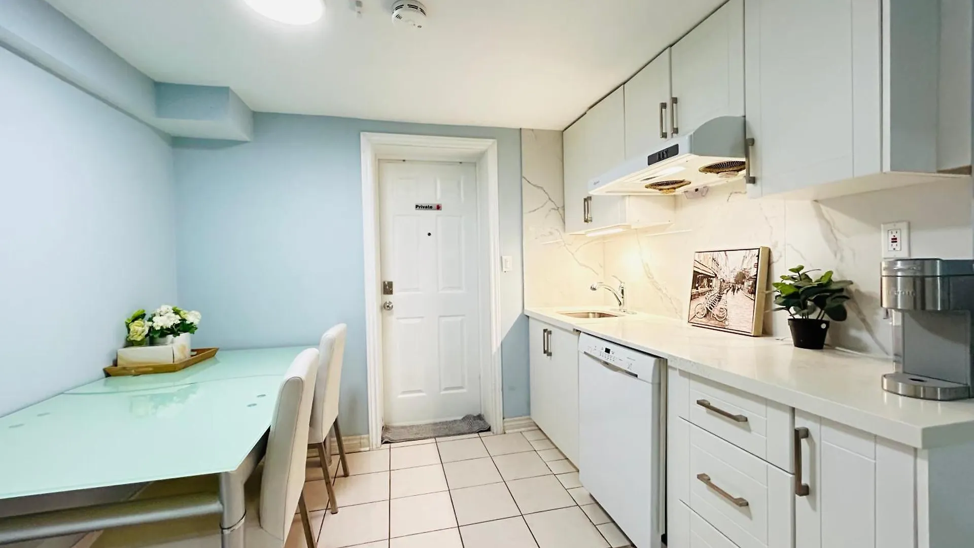 Guest house Cozy Basement Room-Private Bath - Near Subway Line 1 - Toronto Canada