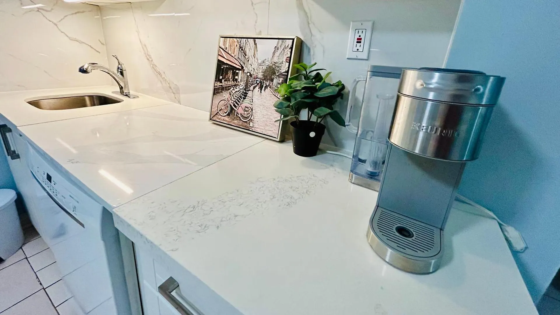Cozy Basement Room-Private Bath - Near Subway Line 1 - Toronto