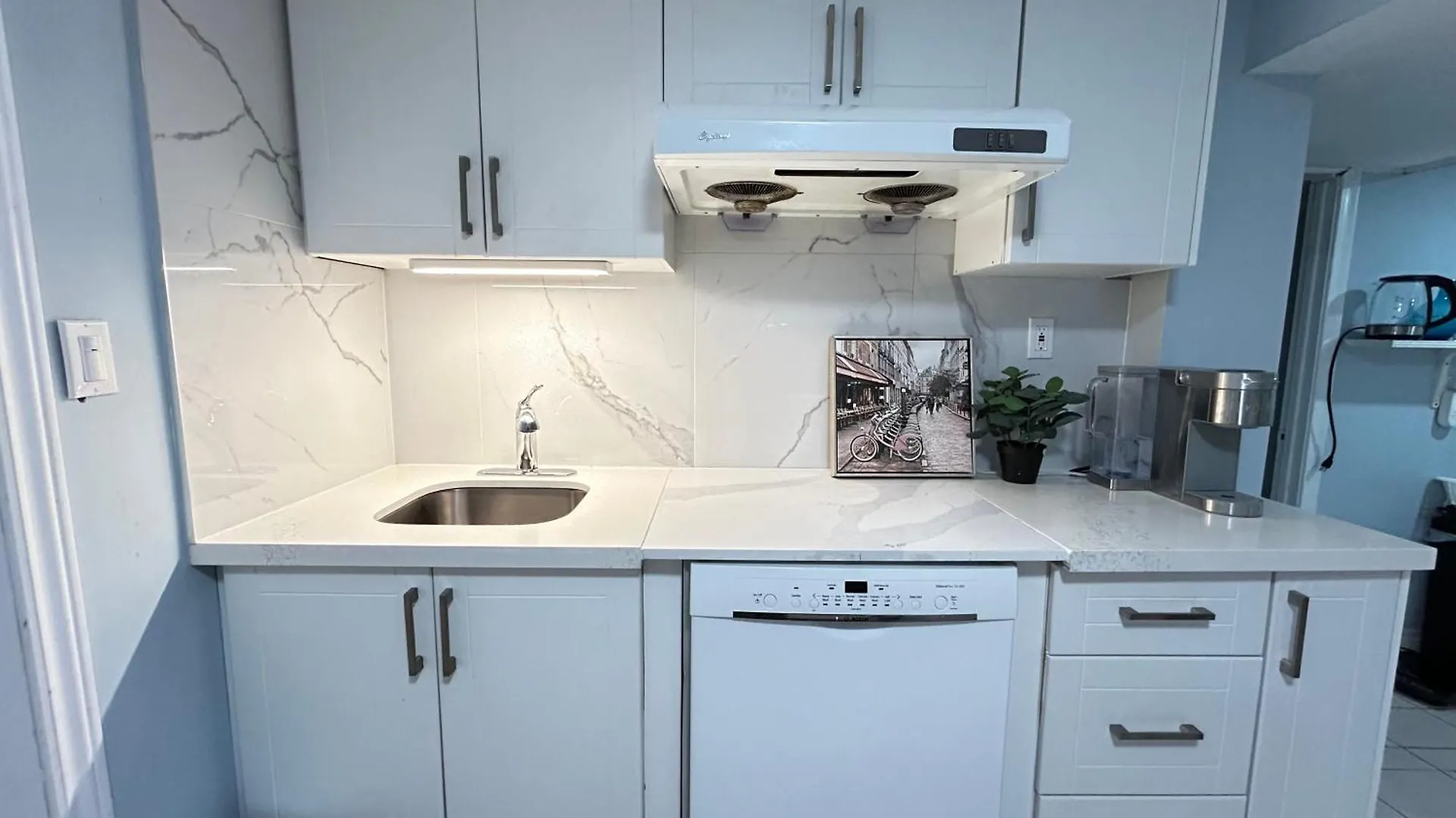 Cozy Basement Room-Private Bath - Near Subway Line 1 - Toronto Guest house