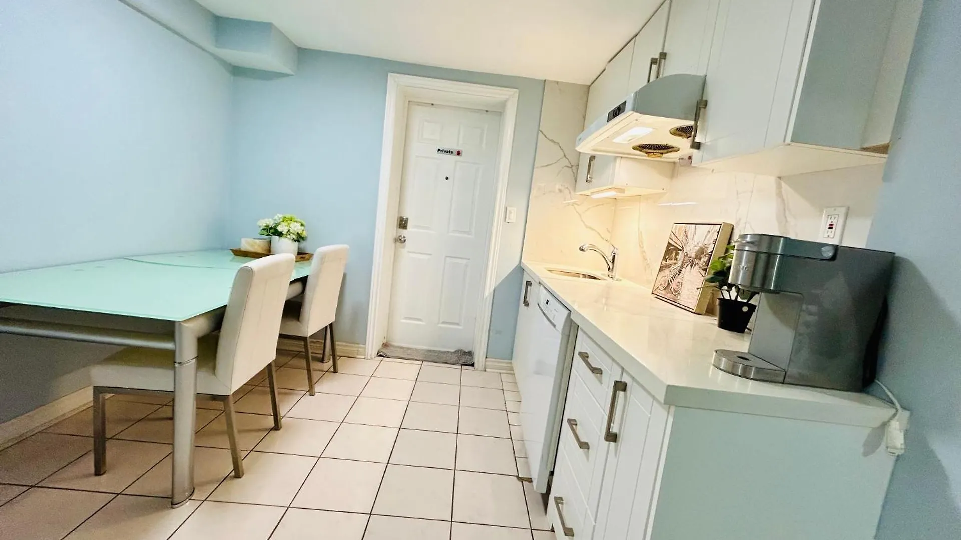 Guest house Cozy Basement Room-Private Bath - Near Subway Line 1 - Toronto