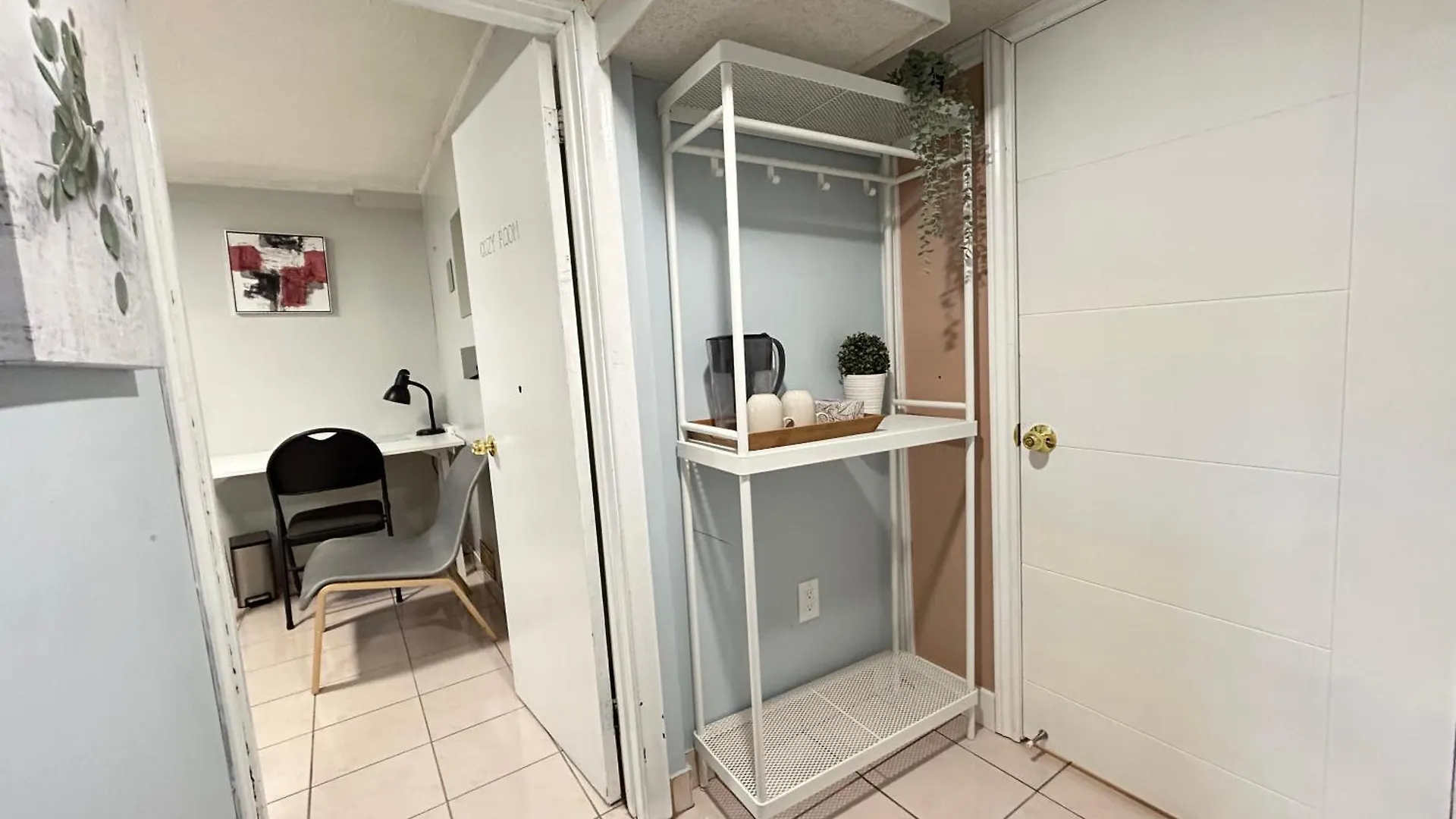 Cozy Basement Room-Private Bath - Near Subway Line 1 - Toronto 0*,